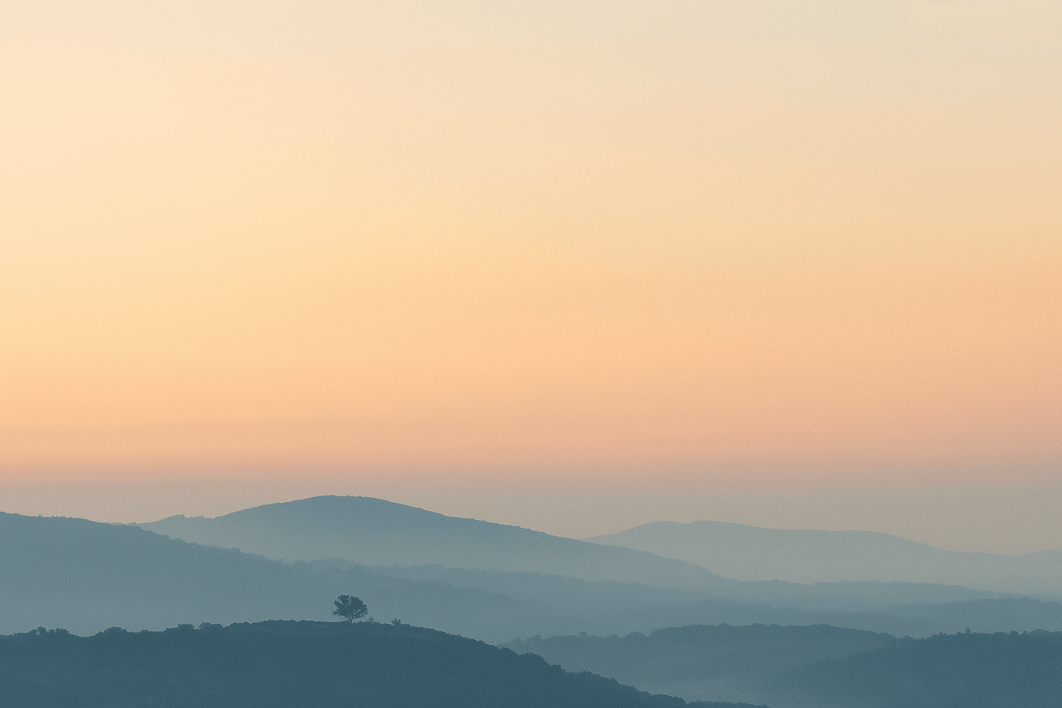 Deus. Paisagem natural ao amanhecer com névoa suave e luz dourada, representando a paz e o silêncio onde Deus fala ao coração.